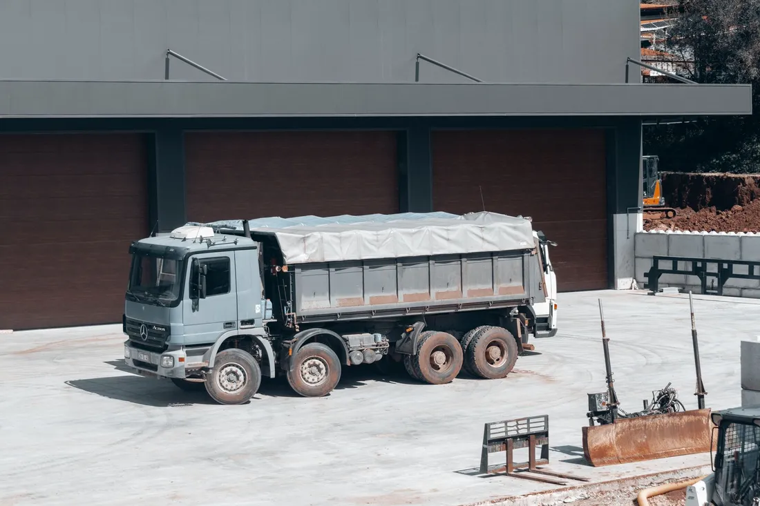 Teilweise beladener Umzugs-LKW auf einer Fernstrecke