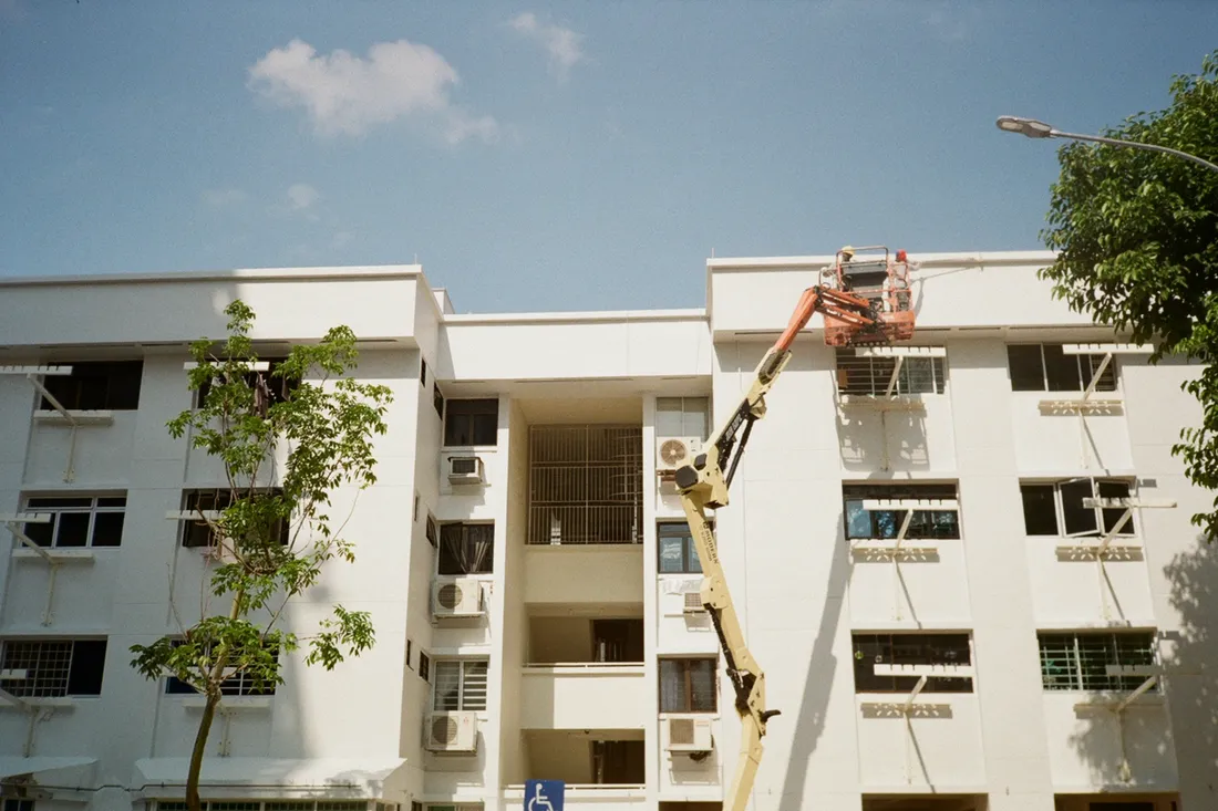 Möbellift an einer Berliner Hausfassade