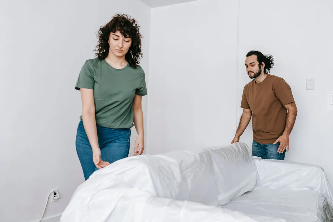 Sofa wird für den Transport in Decken gepackt