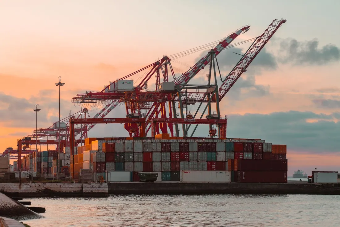 Container werden im Hafen verladen