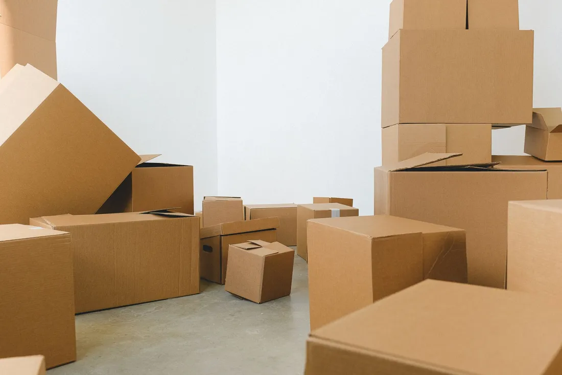 Gestapelte Umzugskartons und Packmaterial